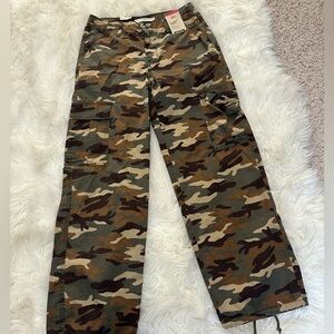NWT Levi's Women's Camouflage Wide Leg Pants or can tie 26X30